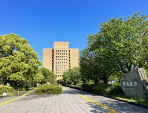 公約破綻　高くて遅い、暗礁に乗り上げたホール新案