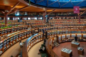 「静かにして」はもう古い？驚異的な賑わいを見せる進化系図書館が、街と子どもの未来を救うワケ